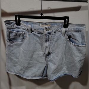 Levi's High-waisted Denim Jean Mom Shorts size 34 100%cotton with a relaxed fit